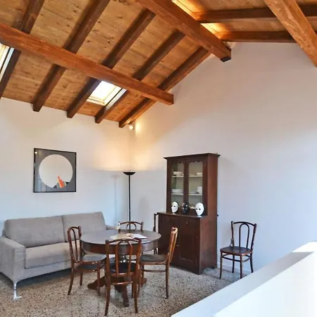Mellina's Terrace - Stylish House Apartment